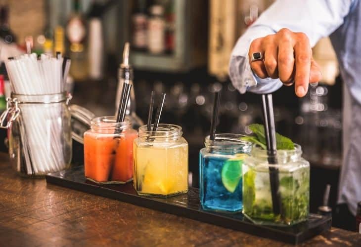What’s the Difference Between Bartenders and Mixologists?