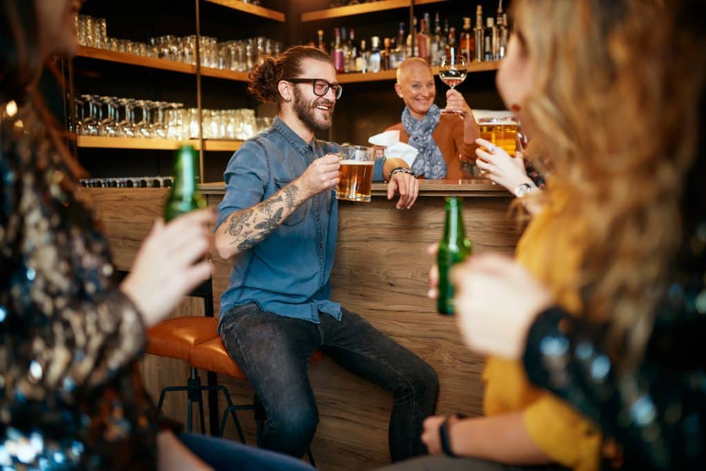 bar etiquette helps the bartender like you
